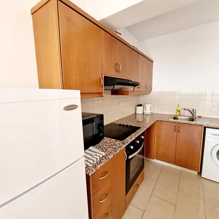 Floor 2 Bedroom E101, 3 Pools, Sea View, Free Wifi Peyia